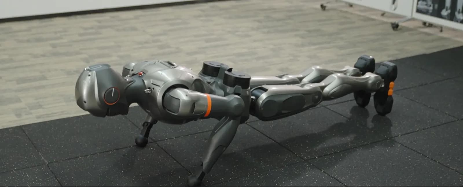 EngineAI SE01 humanoid robot — official EngineAI image 2