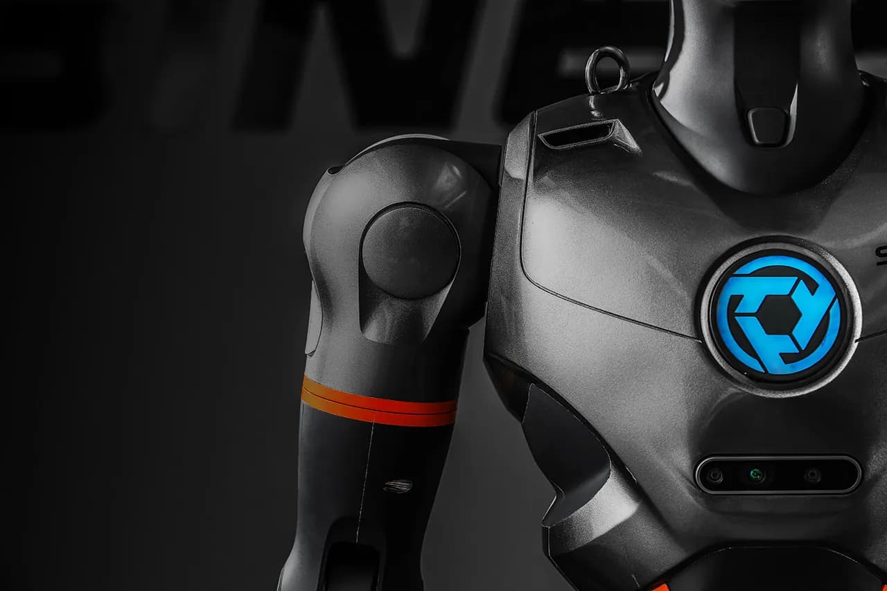 EngineAI SE01 humanoid robot — official EngineAI image 7
