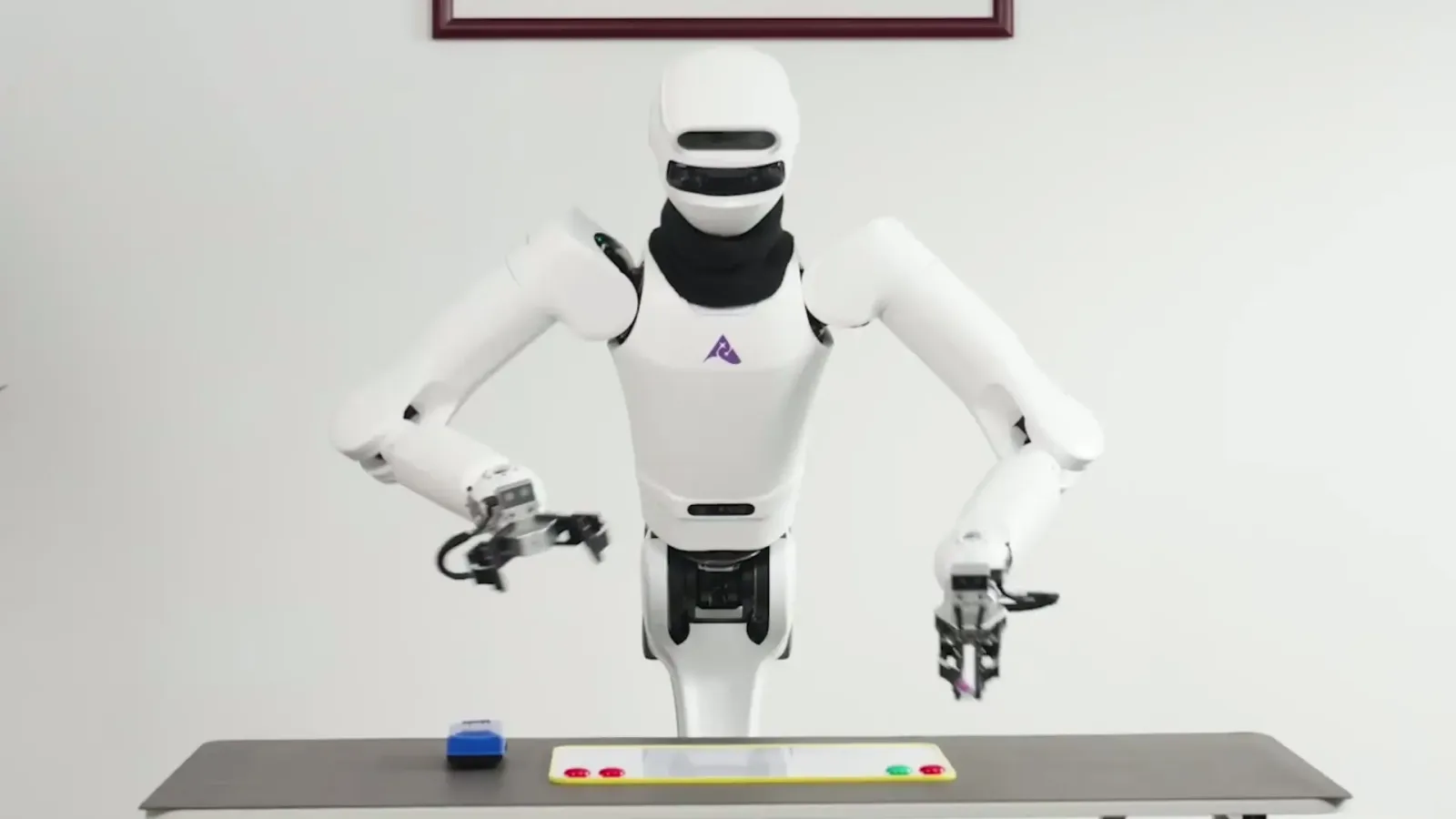 테이블 앞에서 양팔을 움직이는 Astribot S1